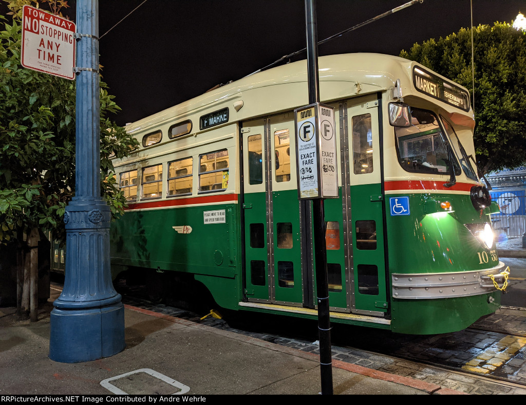 MUNI 1055 (1948 Philadelphia PCC) idles along Jones Street